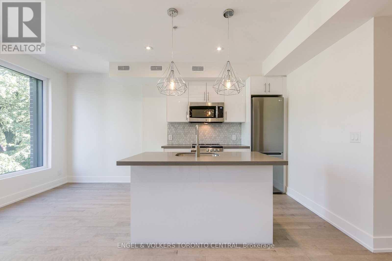 Toronto (high Park-swansea), ON M6P1A5,1555 Bloor ST West #1
