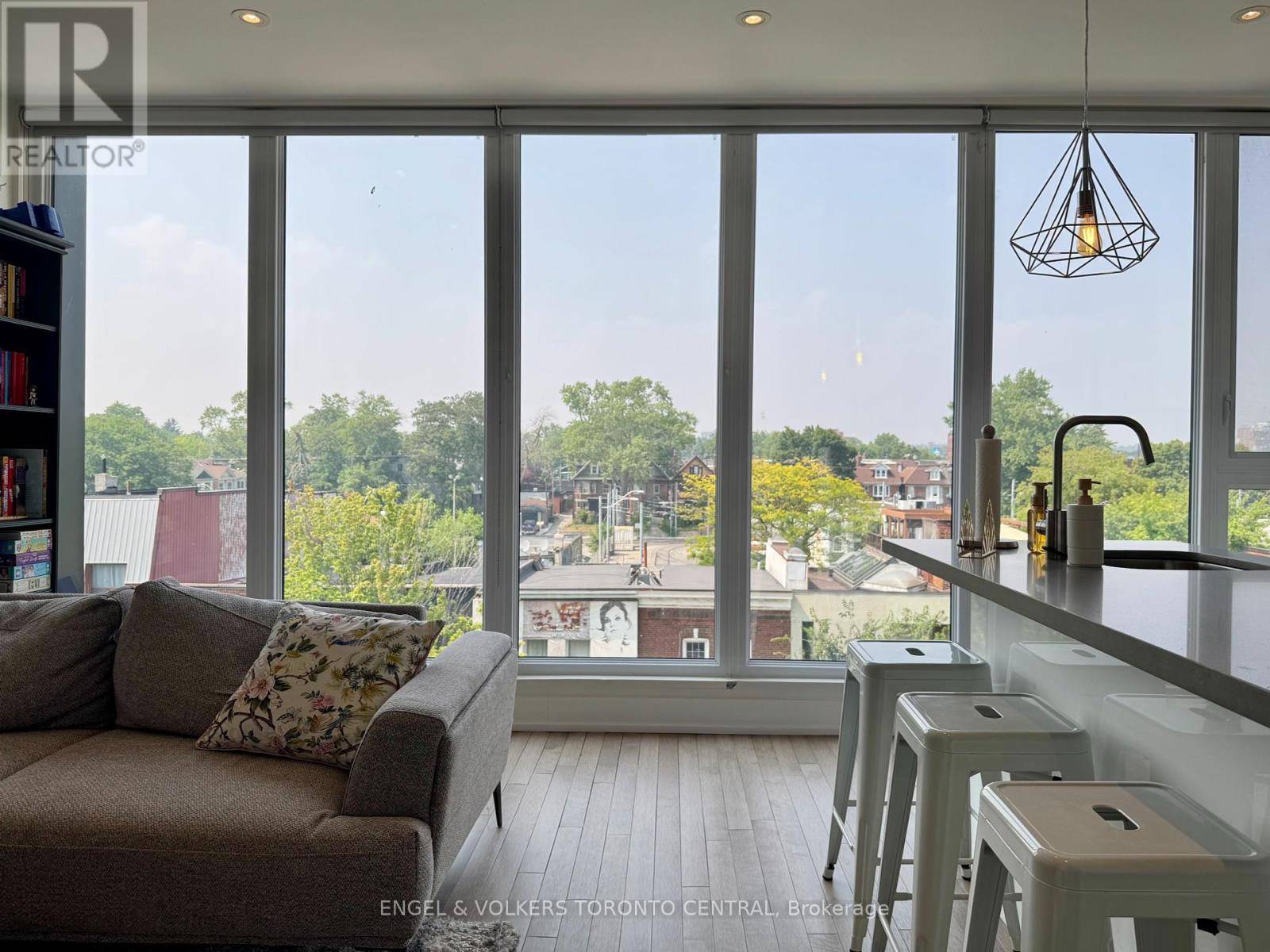 Toronto (high Park-swansea), ON M6P1A5,1555 Bloor ST West #1