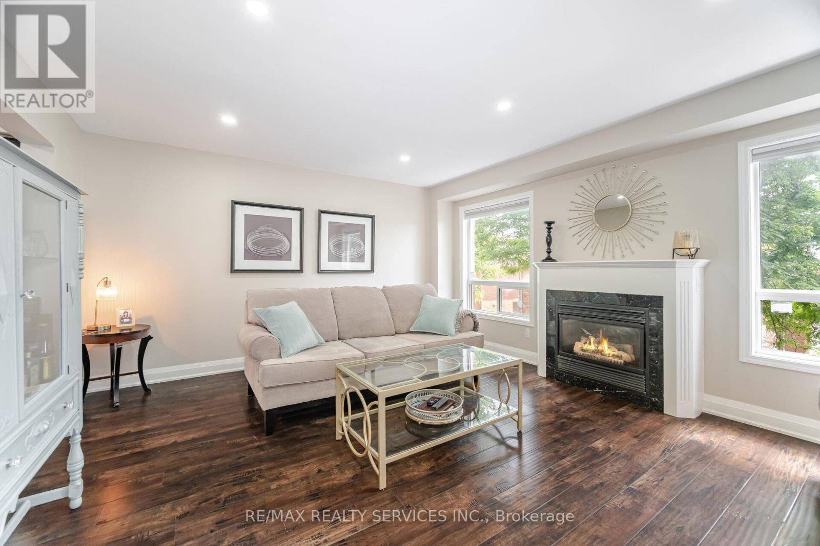 Brampton (brampton North), ON L6V4M7,2 Clay Brick CT #21