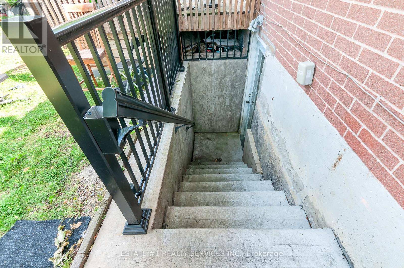 Brampton (southgate), ON L6T3B8,9 DOWLING CRESCENT