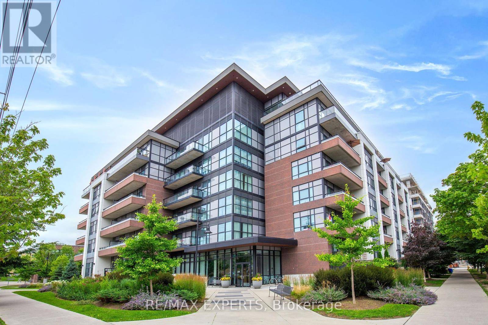 1 Neighbourhood LN #304, Toronto (stonegate-queensway), ON M8Y0C2