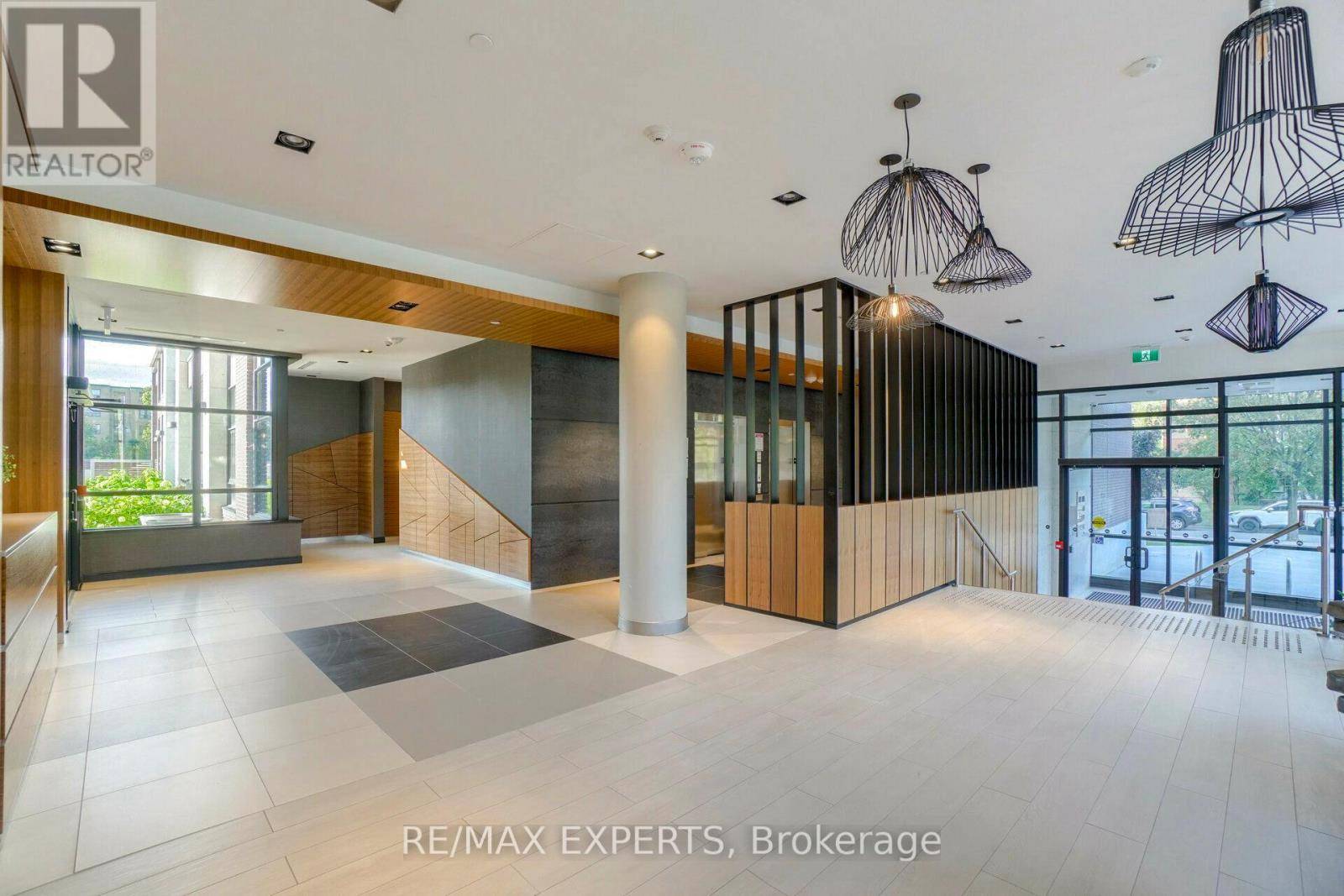 Toronto (stonegate-queensway), ON M8Y0C2,1 Neighbourhood LN #304