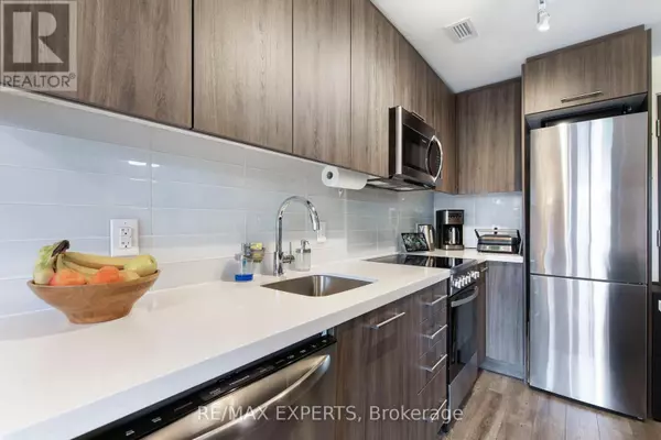 Toronto (stonegate-queensway), ON M8Y0C2,1 Neighbourhood LN #304