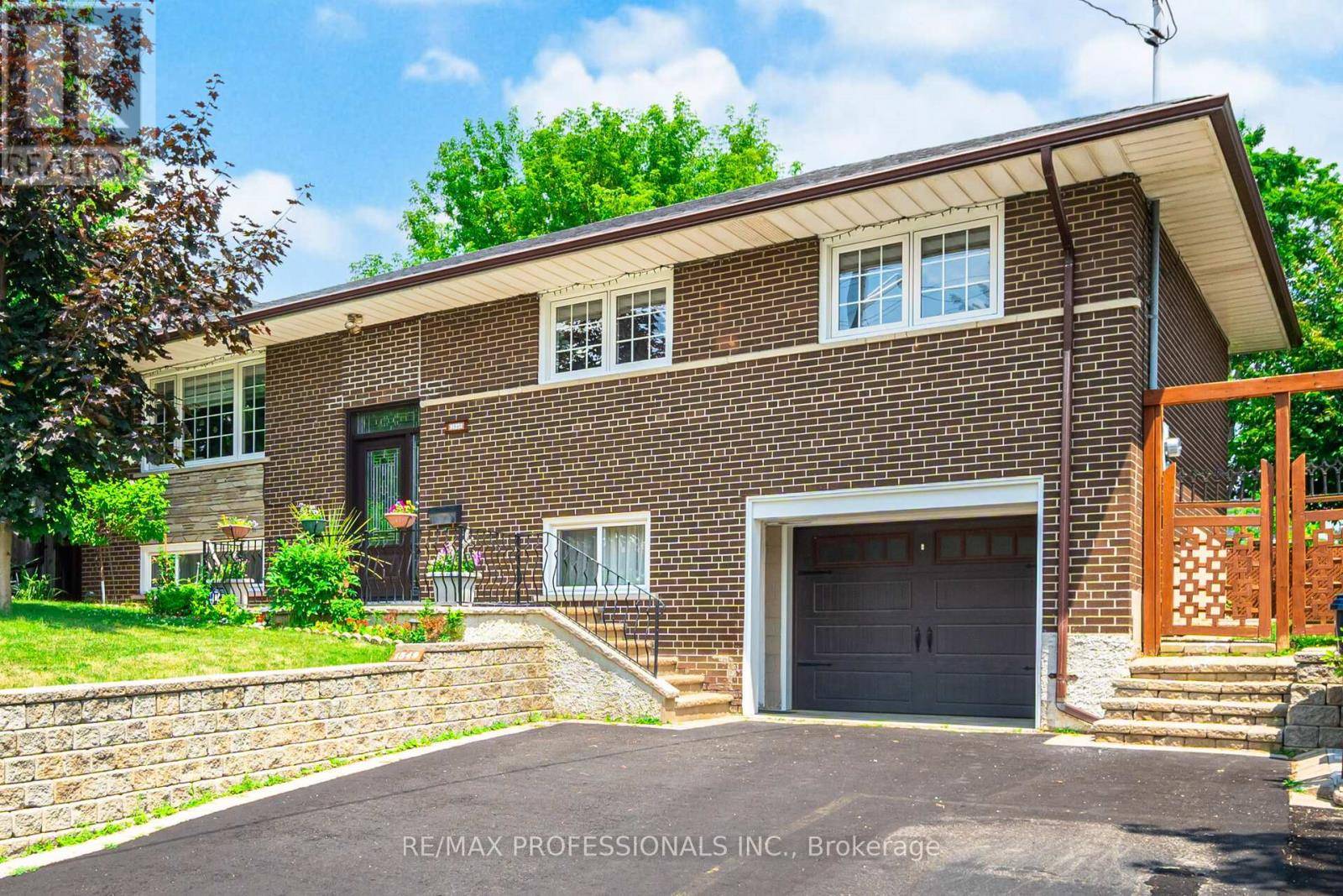 1549 ROYAL YORK ROAD, Toronto (humber Heights), ON M9P3C1