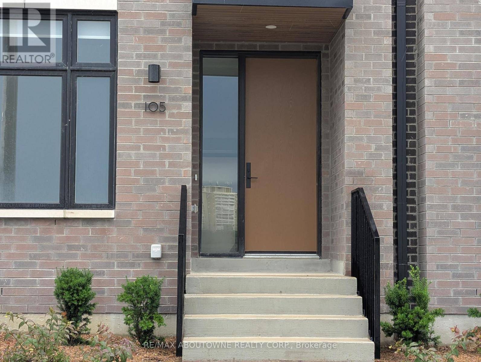 Mississauga (port Credit), ON L5H0B4,105 COVESIDE DRIVE
