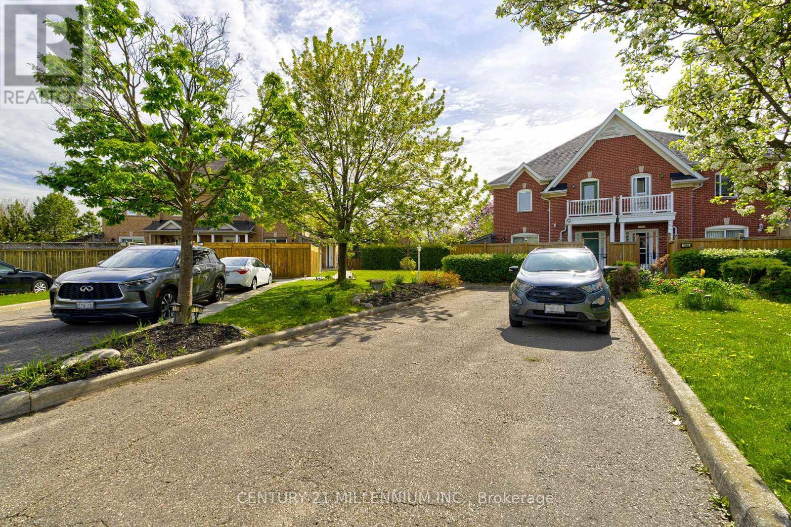 Brampton (brampton North), ON L6V4K6,180 PRESSED BRICK DRIVE
