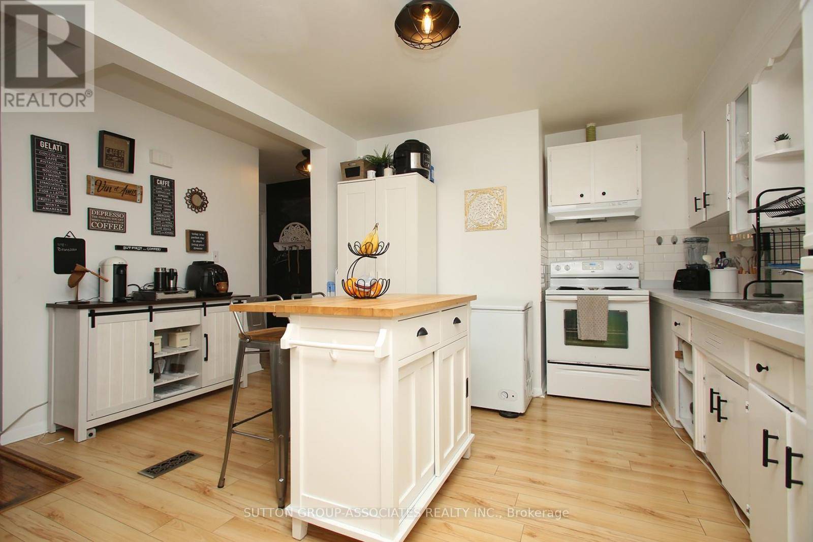 Toronto (stonegate-queensway), ON M8Y2Z5,134 Grand AVE #2nd Fl.
