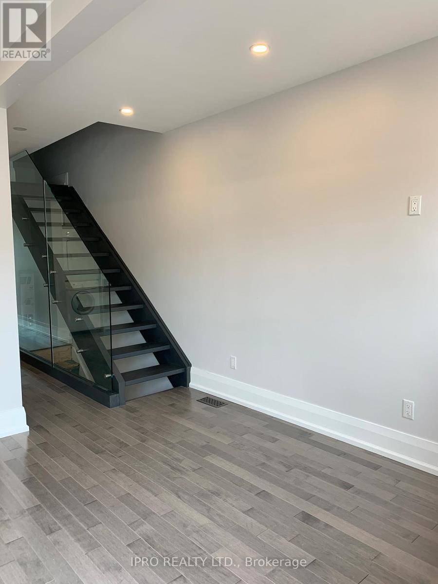 Toronto (dovercourt-wallace Emerson-junction), ON M6H4A5,53 Ward ST #Upper