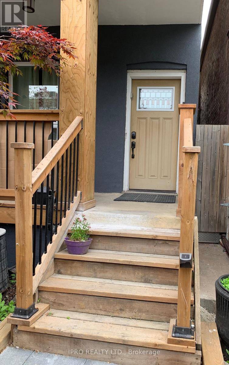 Toronto (dovercourt-wallace Emerson-junction), ON M6H4A5,53 Ward ST #Upper