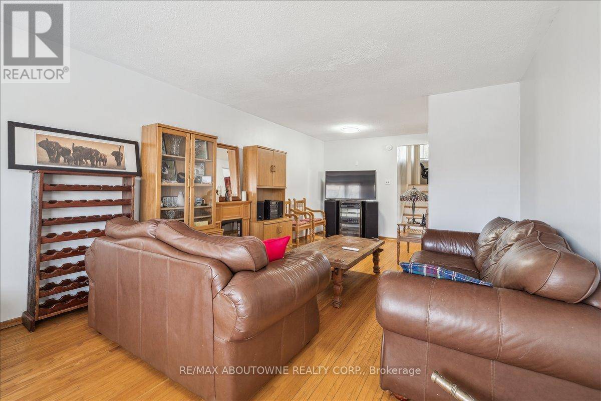 Oakville (cp College Park), ON L6H2A4,1238 NAPIER CRESCENT