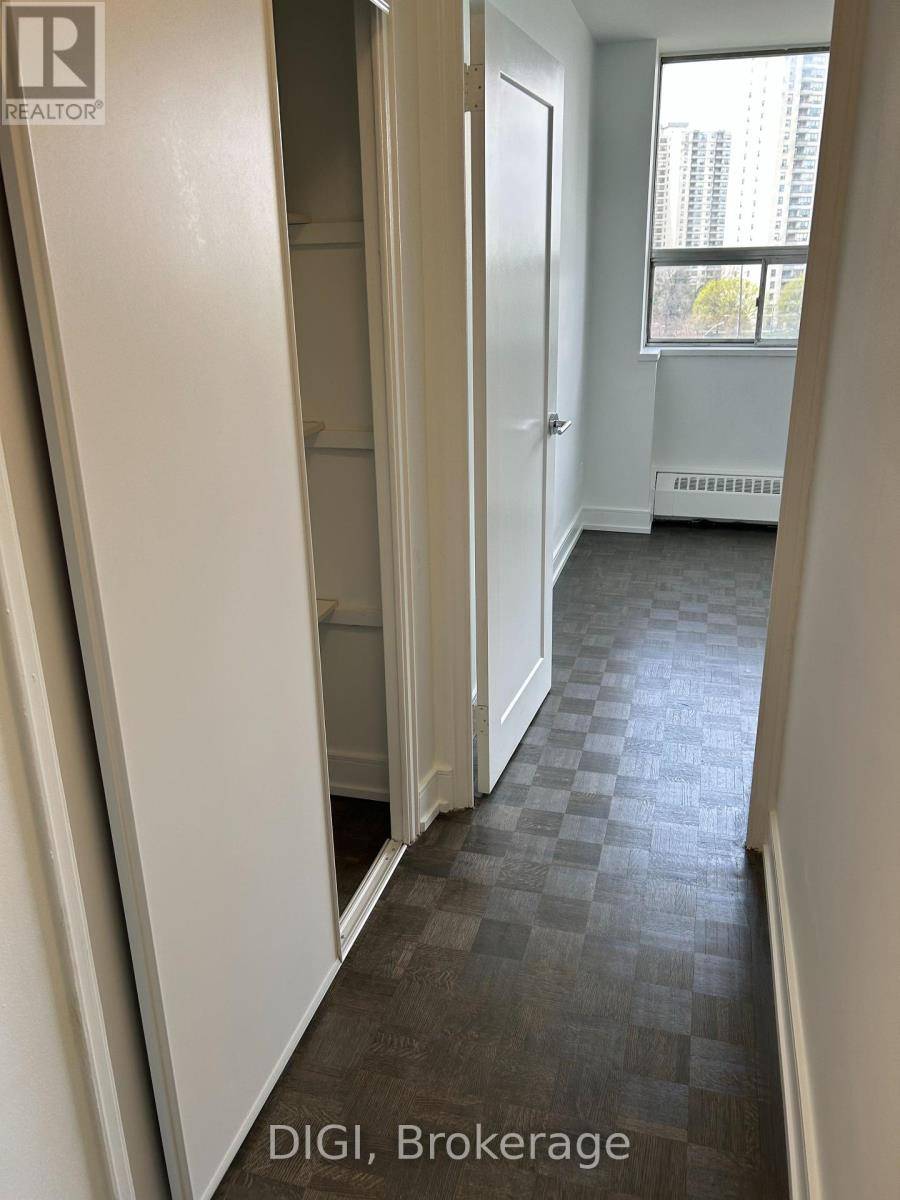 Toronto (kingsview Village-the Westway), ON M9R1S2,301 DIXON RD #609