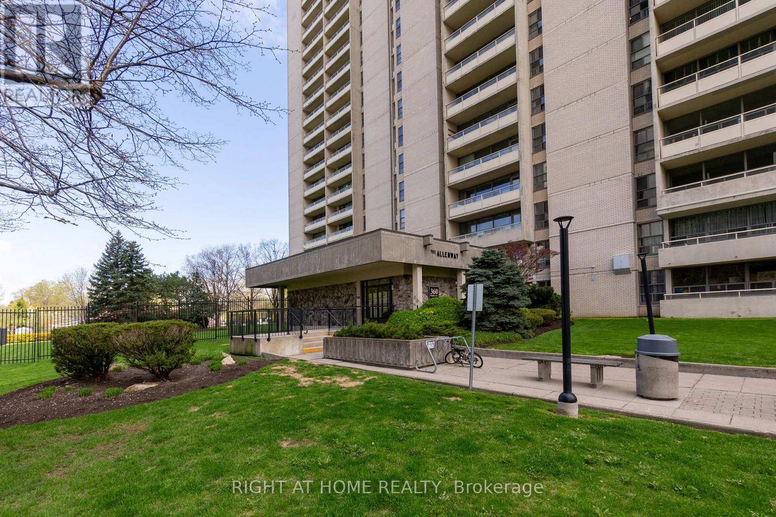 Toronto (briar Hill-belgravia), ON M6B1K1,360 Ridelle AVE #2101