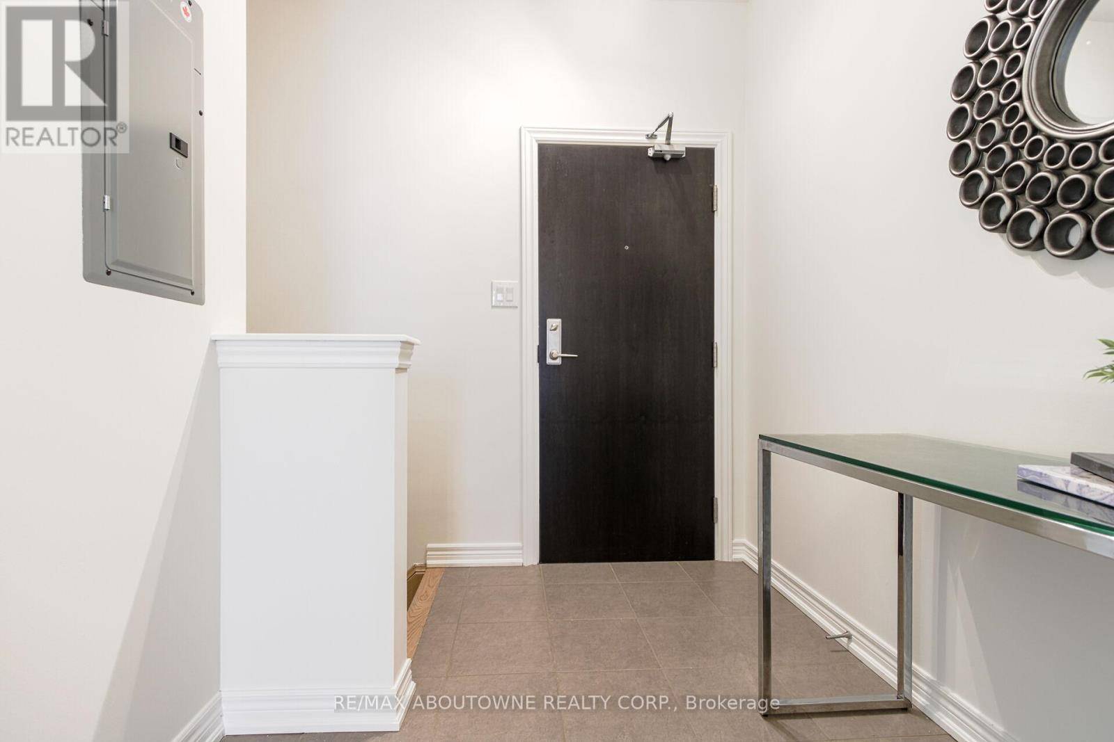 Oakville (ro River Oaks), ON L6H0L1,2339 Sawgrass DR #206