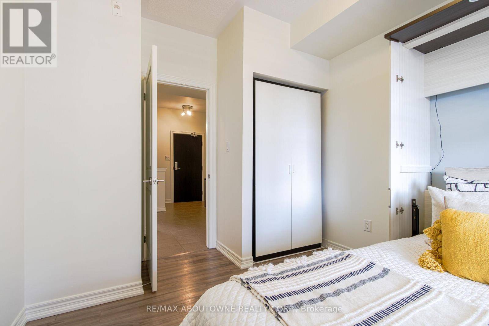 Oakville (ro River Oaks), ON L6H0L1,2339 Sawgrass DR #206