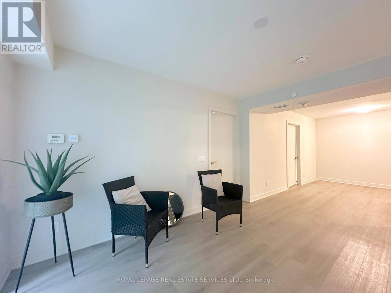 Toronto (runnymede-bloor West Village), ON M6S2S2,3385 Dundas ST West #301