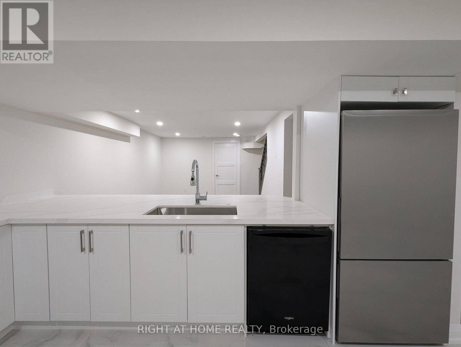 Mississauga (hurontario), ON L5R1R2,250 Harrowsmith DR #Basement