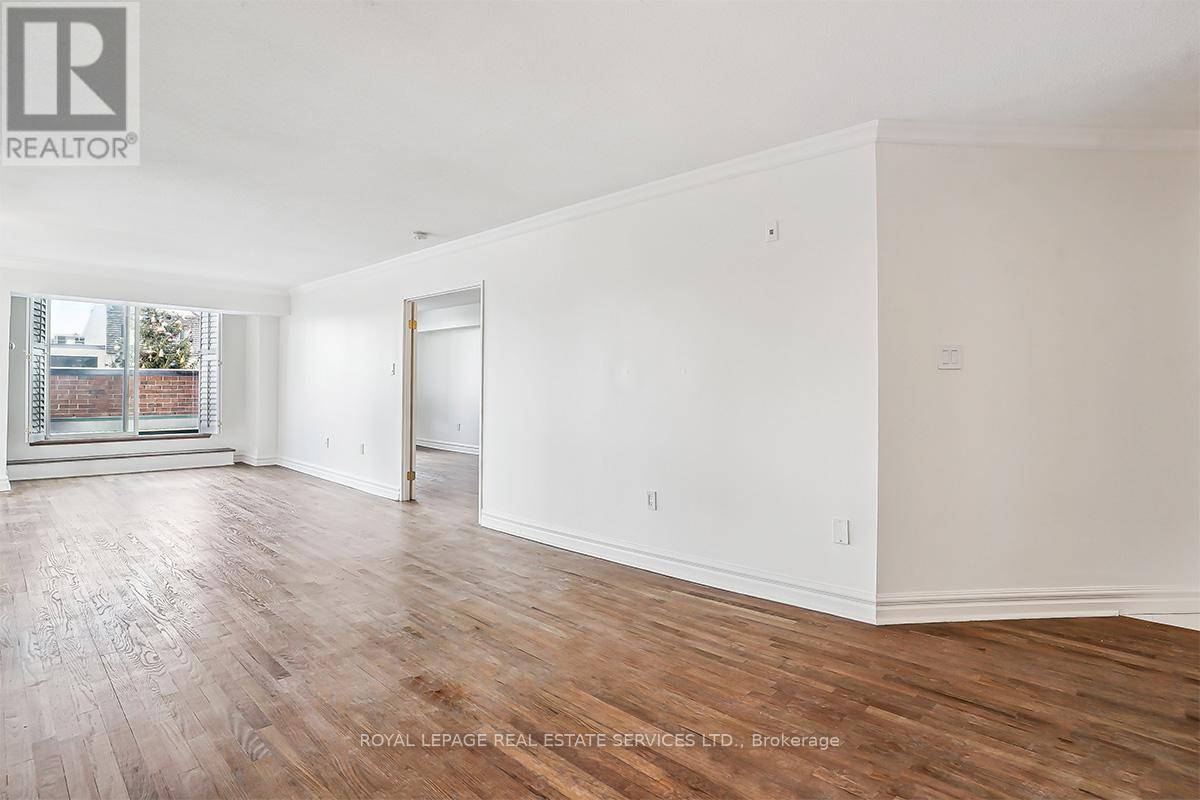 Oakville (oo Old Oakville), ON L6J7N9,221 Robinson ST #215
