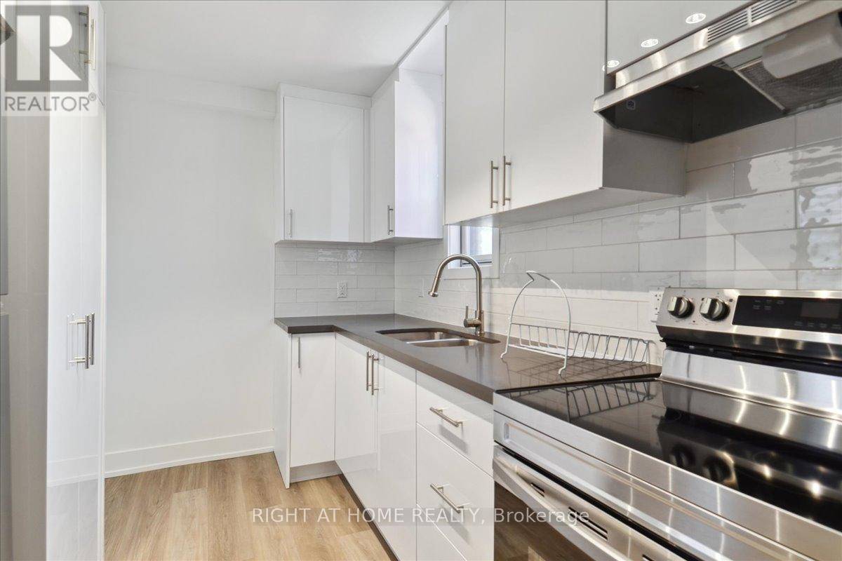 Toronto (downsview-roding-cfb), ON M3K1V2,35 Ingleside DR #Upper