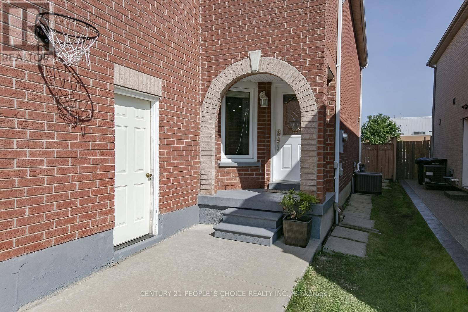 Brampton (fletcher's West), ON L6Y5B1,27 CARUSO DRIVE