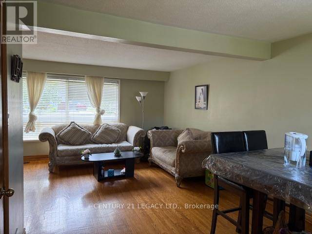 Brampton (southgate), ON L6T3A2,25 Edenborough DR #(Upper)