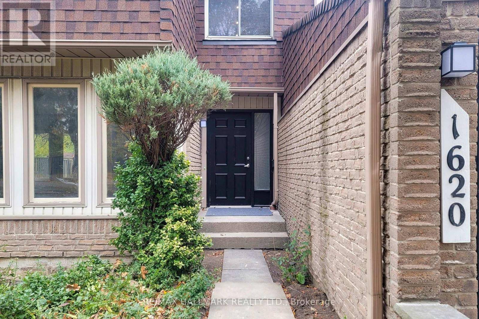 Mississauga (lorne Park), ON L5J4G5,MAIN AND SECOND - 1620 HOWAT CRESCENT