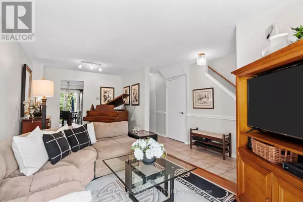 Oakville (ro River Oaks), ON L6H5L8,2272 Mowat AVE ##56