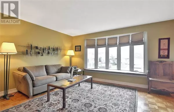 Oakville (wo West), ON L6L3L9,462 WITHNELL CRESCENT