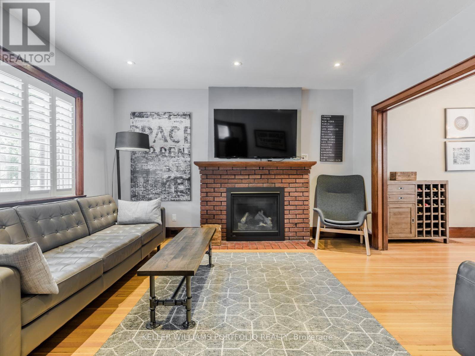 Toronto (lambton Baby Point), ON M6S3Y6,110 JANE STREET