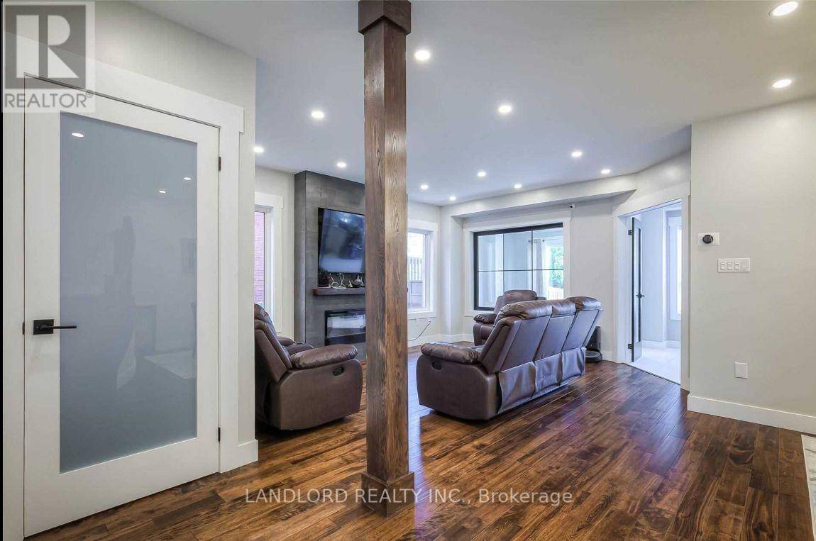 Mississauga (east Credit), ON L5V2T9,5943 BROOKHAVEN WAY