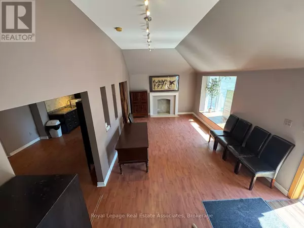 Mississauga (port Credit), ON L5G1H1,270 LAKESHORE ROAD E