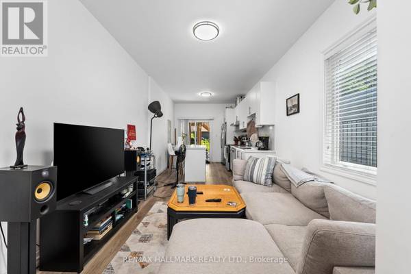 Toronto (roncesvalles), ON M6K2W1,123 LANSDOWNE AVENUE