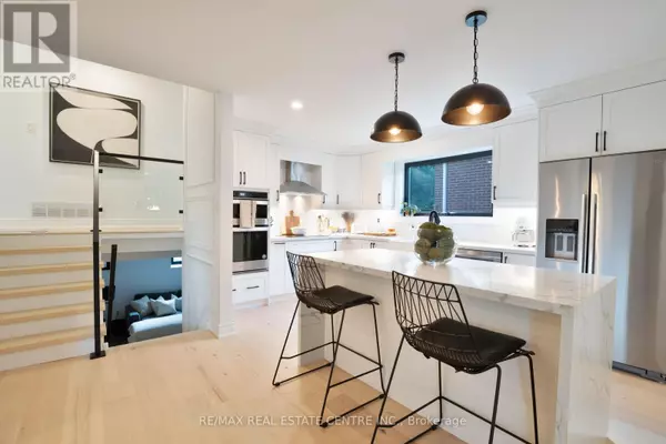 Oakville (wo West), ON L6L2T4,2221 WYANDOTTE DRIVE