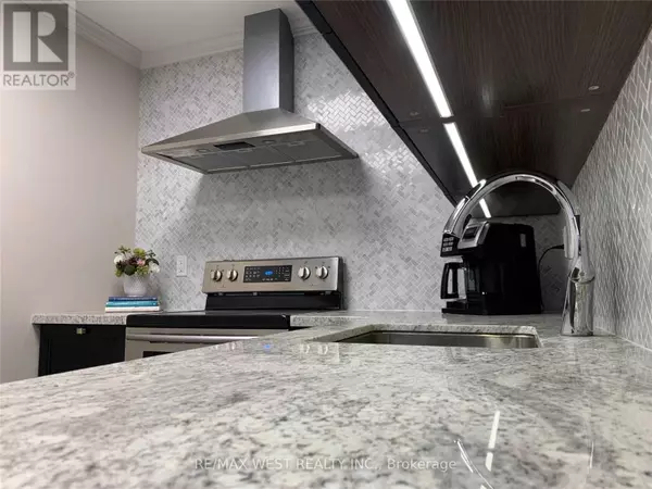 Toronto (high Park-swansea), ON M6S3N5,45 Southport ST #503