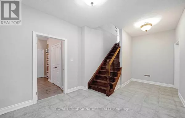 Mississauga (erindale), ON L5C2W5,975 FREDONIA DRIVE