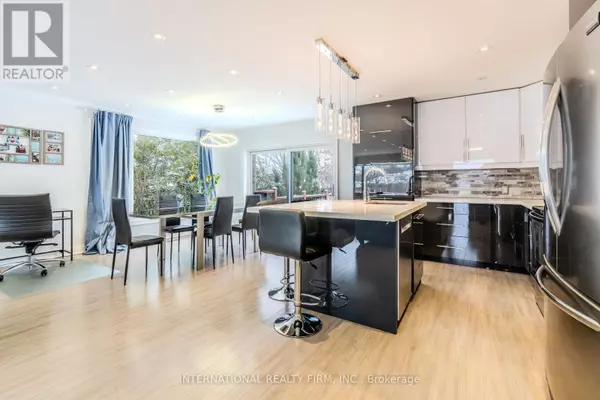 Toronto (brookhaven-amesbury), ON M6M2L5,24 Paramount CT #Main