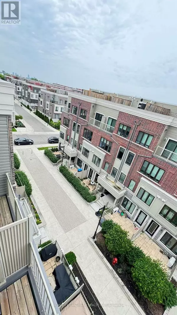 95 Eastwood Park GDNS #27, Toronto (long Branch), ON M8W0B9