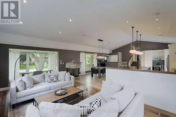 Oakville (wo West), ON L6L4P9,321 WENDY LANE