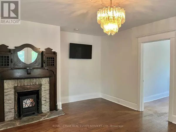 Toronto (high Park-swansea), ON M6R2Z6,379 Parkside DR #1