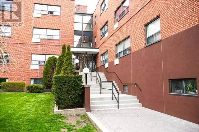 Toronto (high Park-swansea), ON M6S3E3,101 Coe Hill DR #10B