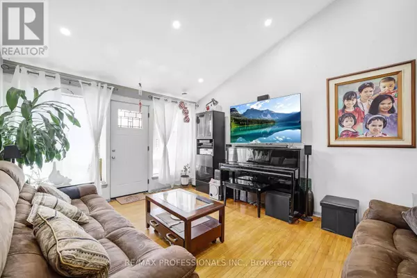 Toronto (west Humber-clairville), ON M9V1N8,256 John Garland BLVD #133