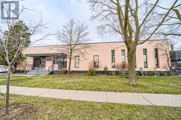 Toronto (islington-city Centre West), ON M8Z2W9,26-30 Six Point RD #Unit #21