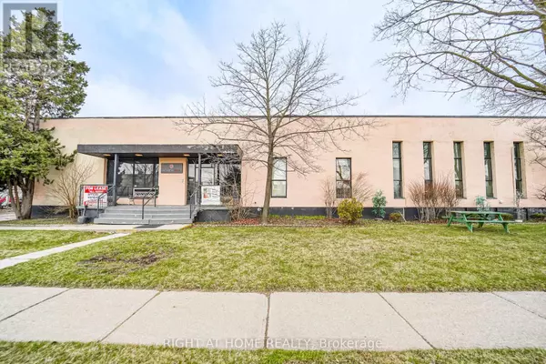 Toronto (islington-city Centre West), ON M8Z2W9,26-30 Six Point RD #Unit #25