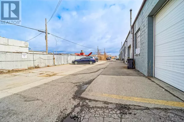 Toronto (islington-city Centre West), ON M8Z2W9,26-30 Six Point RD #Unit #25