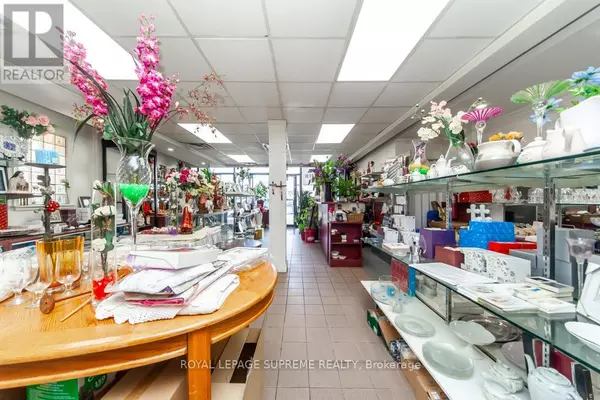 Toronto (keelesdale-eglinton West), ON M6M1B4,529 ROGERS ROAD