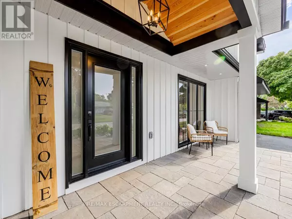 Oakville (wo West), ON L6L2T2,2212 URWIN CRESCENT