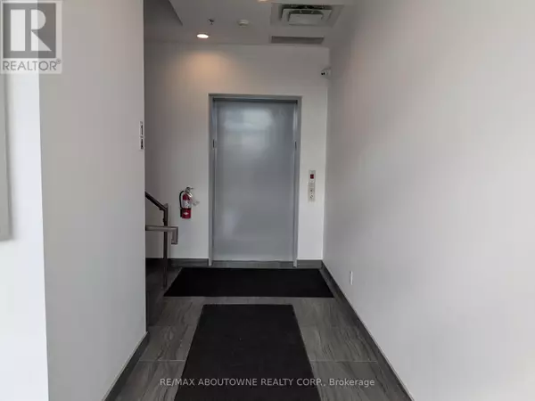 Oakville (qe Queen Elizabeth), ON L6L0H3,3475 Rebecca ST #201