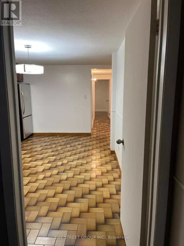 Toronto (weston), ON M9N3S3,6 ROMANWAY CRESCENT