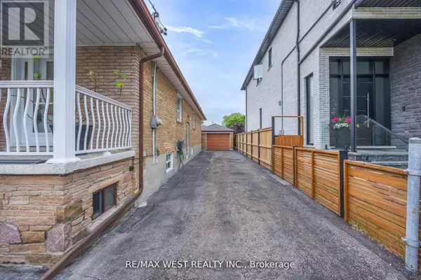 Toronto (islington-city Centre West), ON M8Z4Z5,47 BRAWLEY AVENUE