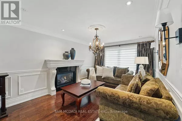 Mississauga (cooksville), ON L5B3A5,215 ANASTASIA TERRACE
