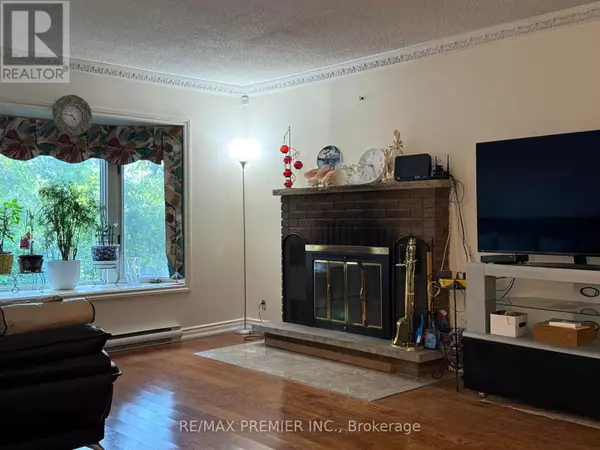 Toronto (humberlea-pelmo Park), ON M9N1S8,37 DEE AVENUE